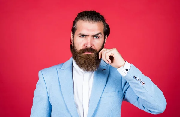 Männliche Schönheit und Mode. schöner Mann mit Schnurrbart. bärtige reife Hipster tragen Jacke. selbstbewusster Geschäftsmann mit trendiger Frisur. Männchen mit Bart mit formalem Aussehen — Stockfoto