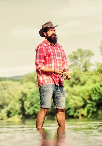 Ganhar paixão com Hobby. atividade desportiva e hobby. pescador experiente na água. Pesca com mosca bem sucedida. Fim de semana. pescador mostrar técnica de pesca usar haste. Homem a pescar peixe. homem voar pesca — Fotografia de Stock