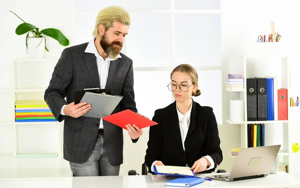 Asesoría legal. Subordinación y trabajo en equipo. Informe de negocios. Negocios exitosos. Director gerente jefe hombre y mujer. Pareja de negocios trabajando. Un par de trabajos en la oficina. Comunicación de colegas — Foto de Stock