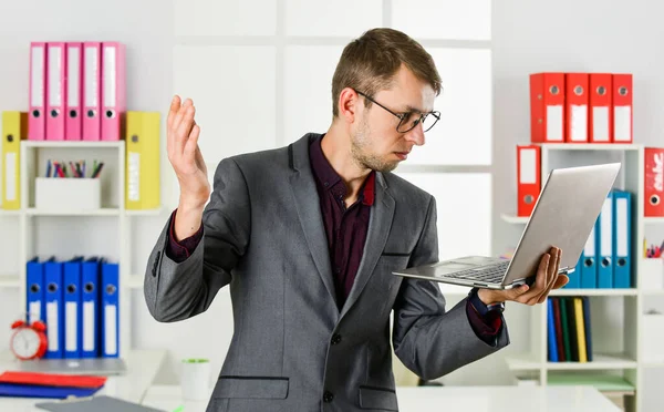 Trabajando duro. negocios ágiles. Hombre de negocios tomando notas. El hombre usa traje de oficina. agente inmobiliario masculino tiene día de trabajo duro. tutora de cursos en línea. líder de la oficina de abogados. abogado seguro de sí mismo trabajando con ordenador — Foto de Stock