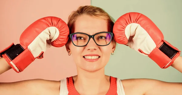 Elegir una forma de vida saludable. le encanta el deporte. gran sentido de confianza en sí mismo. concepto de dolor de cabeza. mujer con gafas y guantes de boxeo. ver que el éxito está cerca. secretaria sexy y confiada — Foto de Stock