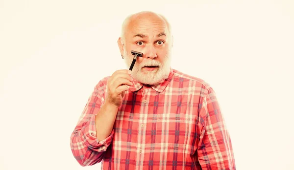 Hombre sosteniendo hoja de afeitar. afeitar kit de herramientas hoja de afeitar. viejo sin afeitar tiene bigote y barba. cortar y cepillar el cabello. concepto de barbería. accesorios de afeitar. hombre barbudo maduro aislado en blanco —  Fotos de Stock