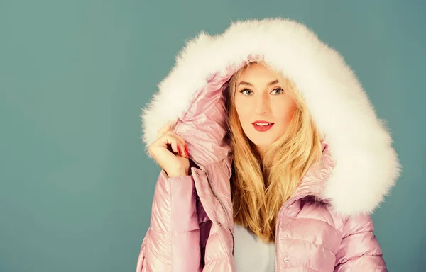 Fixe e sexy. Boas férias de inverno. Ano Novo. beleza em roupas de inverno. compras estação fria. Uma rapariga de capuz. moda de pele falsa. gripe e frio. moda sazonal. mulher em casaco quente acolchoado — Fotografia de Stock