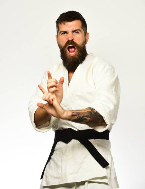 Beyaz arka planda beyaz kimonolu sakallı adam..