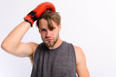 Tüylü ve başı dertte olan adam boks eldiveni giyiyor..