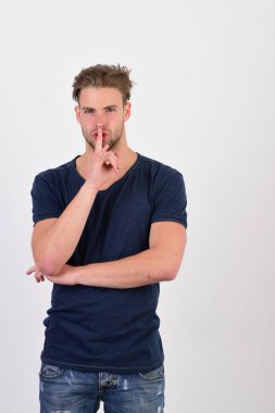 Jestler ve duygular. Ciddi yüzlü maço.