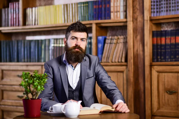 Desayuno y concepto matutino. Hombre maduro tiene una taza de té para el desayuno. —  Fotos de Stock