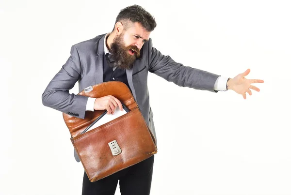 Schöner Mann in Formalbekleidung, der die Hand ausstreckt — Stockfoto