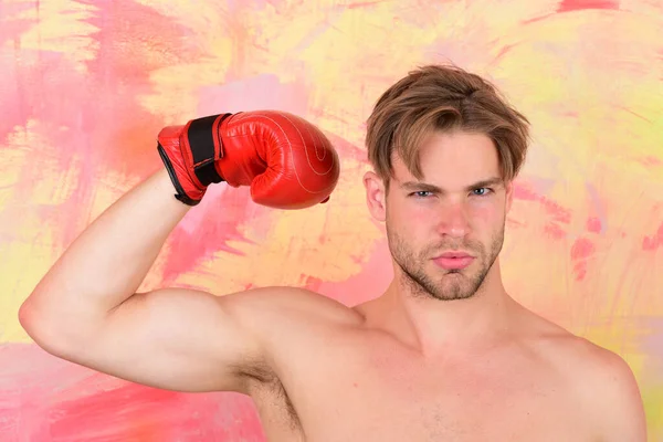 Chlap s nahým hrudníkem nosí červenou koženou boxerskou rukavici — Stock fotografie