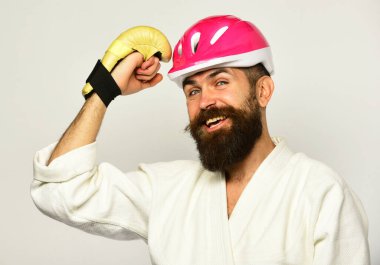 Altın boks eldivenli mutlu yüzlü karateci.