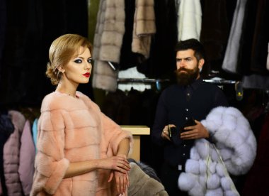 Cüzdanı olan bir adam ve ciddi yüzlü bir kız.