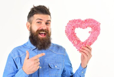 Kot gömlekli hippi pembe kalbe parmak basıyor..