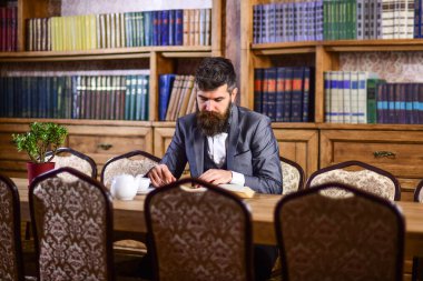 Klasik odada mektup okuyan bir adam.