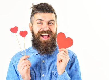 Sakallı adam sevgililer gününü beyazlar içinde kutluyor..