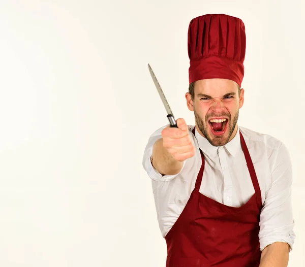 Cook trabaja en la cocina. Hombre en sombrero de cocinero y delantal —  Fotos de Stock