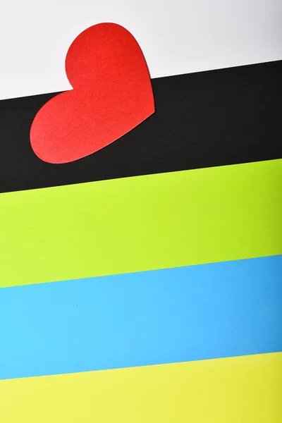 Символ любові і барвисті смужки на листівці Валентина — стокове фото