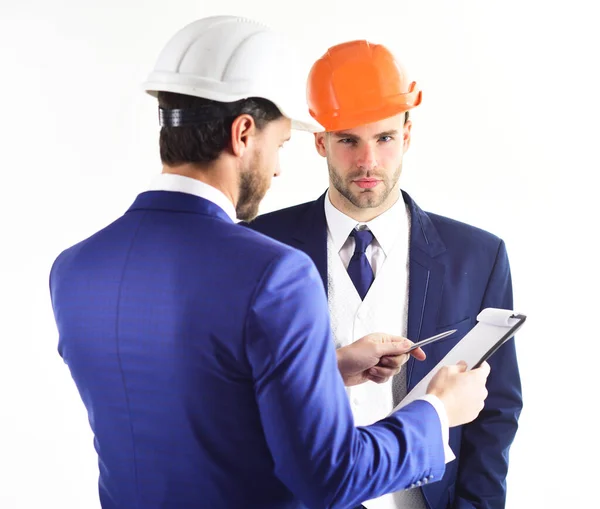 Ingeniería, arquitectura, inversiones, concepto de construcción. Empleado y abucheos con cascos en reunión de negocios. — Foto de Stock