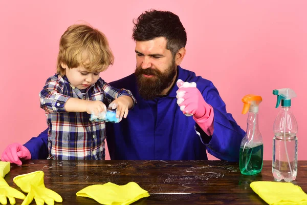 Hombre con cara tensa y mesa de limpieza infantil con esponjas — Foto de Stock