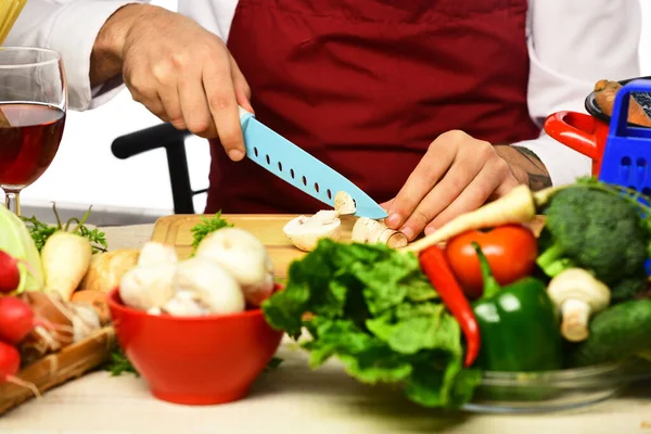 Концепція процесу приготування їжі. Чоловічі руки розрізали гриб ножем — стокове фото