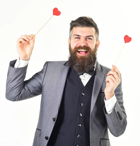Концепція розумного костюма Бородатий чоловік з щасливим обличчям носить краватку з бантом і розумний костюм . — стокове фото