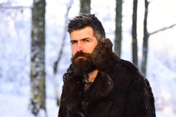 Concepto de vagabundeo invernal. Hombre de pelaje en el bosque. — Foto de Stock