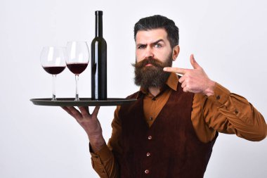 Servis ve restoran yemek servisi konsepti. Tepsisi olan garson