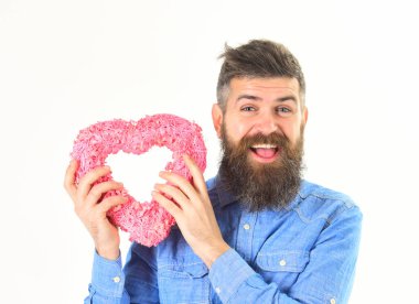 Mutlu yüzlü adam pembe kalbi tutar, aşkın sembolü..