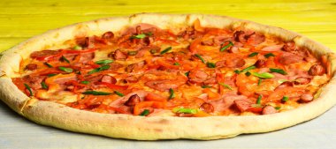 Kırmızı soslu ve çıtır çıtır kenarlı yemekleri çıkar..