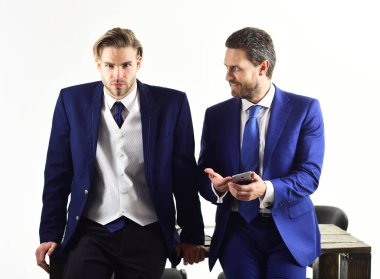 Resmi takım elbiseli adam akıllı telefon gösteriyor. Plan, yaratıcılık, iş başarısı konsepti.