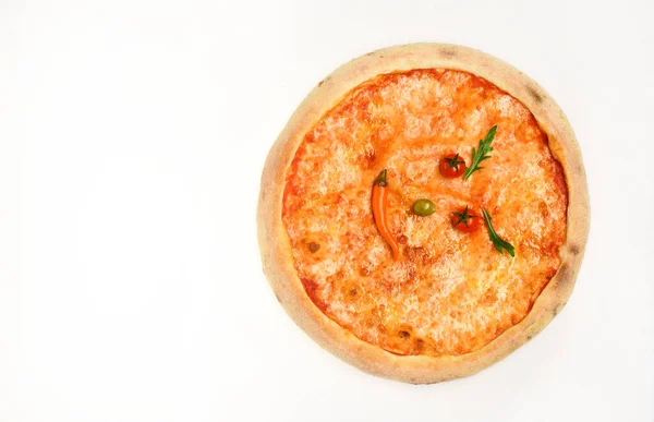 Pizza com molho vermelho e queijo isolado sobre fundo branco — Fotografia de Stock