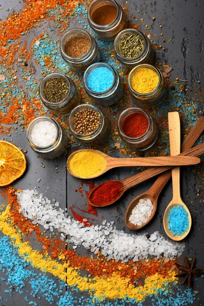 Houtlepels met paprika, kurkuma en zout bij kruidenmix — Stockfoto