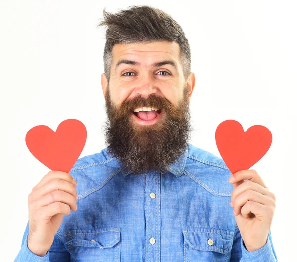 El hombre con barba con cara feliz sostiene corazones de papel rojo —  Fotos de Stock