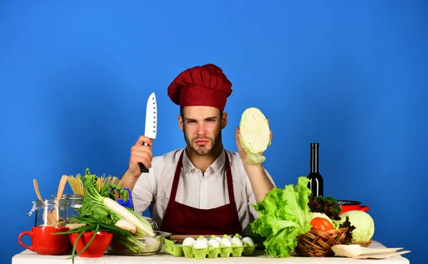 Cozinheiro trabalha na cozinha com legumes e ferramentas. — Fotografia de Stock