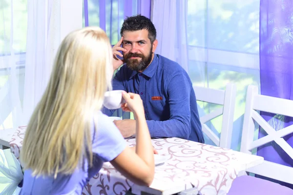 Verliefd paar houdt kopjes koffie aan tafel — Stockfoto