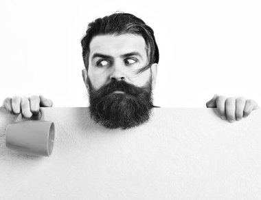 Kâğıt çarşaf ve fincanla vahşi beyaz bir hippi.