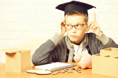 Beyaz tuğlalı duvar arkasında küçük tatlı bir öğrenci.