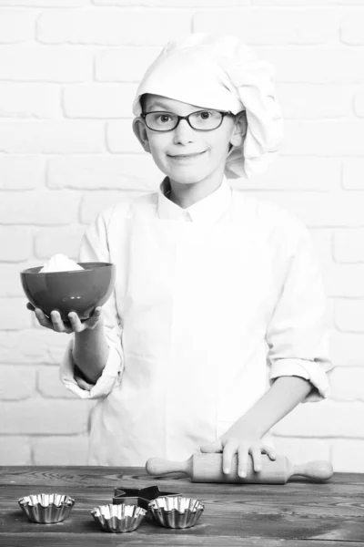 Sourire garçon cuisinier mignon chef sur fond de mur de briques — Photo