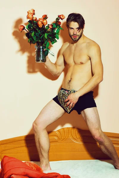 Sakallı, maço, gül gibi vücudu olan bir adam.