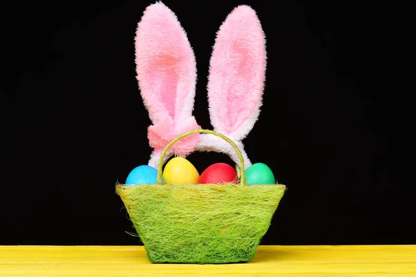 Wielkanocne uszy króliczka i wygrzewane ręcznie malowane pisanki — Zdjęcie stockowe