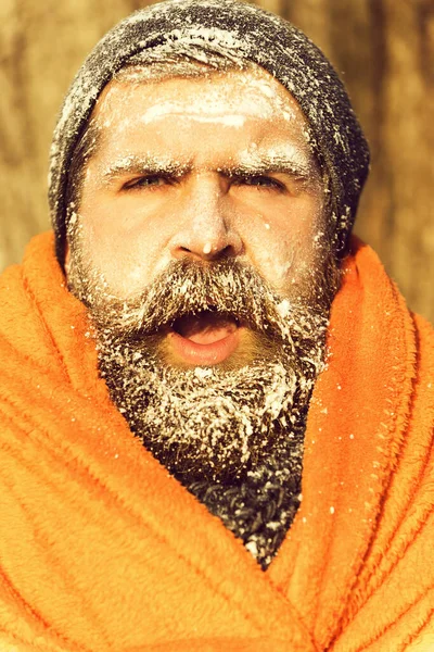 Doğal arka planda turuncu battaniyeli donmuş adam. — Stok fotoğraf