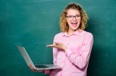 Online okul. Dijital teknoloji. Modern meslek. BTMM öğrencisi. İstihbarat ve programlama. İnternetten ders veriyorum. İnternette çalış. Öğretmen defterinin yazı tahtası arkaplanı. İnternette sörf yapan kadın