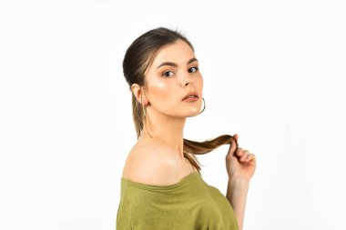 İhtiyaçlar ve tercihler. Kozmetik ve parfüm kataloğu. Beyaz arka planda seksi bir kadın. Kozmetik ve cilt bakımı. Şehvetli görünüş. Moda modeli. Kadın güzelliği ve moda. Doğal makyajlı kız.