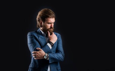 İş hayatı için sakallı hippi kıyafeti, zor karar konsepti.