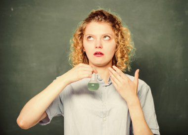 İğrenç bir deney. Lise sınıfları. Kız öğrenci kimyadan hoşlanmaz. Öğrenci nefret dolu bir derste pratik yapıyor. Üniversite öğrencisi kimyasal reaksiyon gösteriyor. Kimyasal sıvı çok kötü kokuyor.