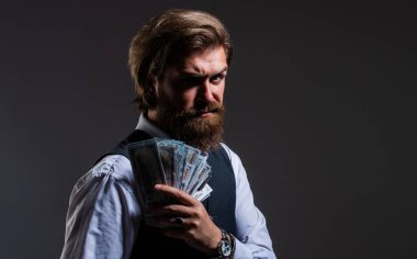 Lüks ve başarı. İnsanoğlunun piyango kazananları. Turnayı gözünden vurdum. Adam dolarları elinde tutuyor. Banka kavramı. Para biriktiriyorum. Milyarder. Parası olan zengin bir iş adamı. Boşluğu kopyala