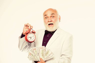 Vakit nakittir. Kıdemli emeklilerin elinde nakit para ve saat var. Para kazan. Bankacılık ve para tasarrufu. Tasarruf sistemi ve hayat sigortası. Nakit güvenlik. Zengin dede. Başarılı iş adamı