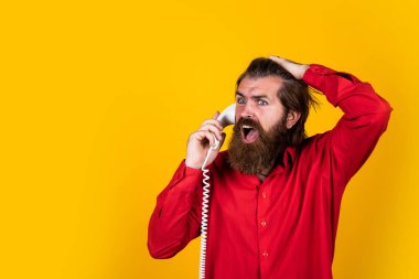 Beklenmedik arama. Telefon görüşmesi. Sakallı adam. Modern hayatta iletişim. Telefonda arkadaşınla konuş. Olgun erkek retro telefonu tutar. Bıyıklı adam çağrıya cevap veriyor. Boşluğu kopyala
