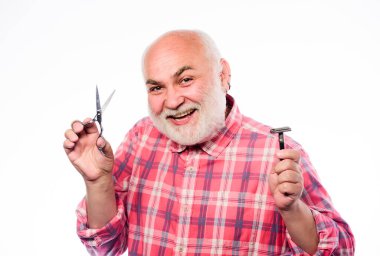 Kes ya da traş ol. Mükemmel uzunlukta ve sakalın şeklini seç. Olgun erkek berber, beyaz arka planda makas ve tıraş bıçağı tutar. Sakal ve bıyık kesiyorum. Tımar servisi. Sakalını kes.