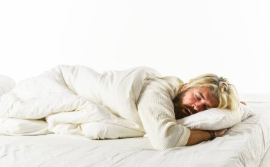 Sabah erkenden. Derin uykuda kaygısız bir adam. Günaydın rutin. Beyaz bornoz giyen beyaz sakallı adam. Bir otel odasında bornozla rahatla. Sakallı, olgun bir adam evde yatakta yatıyor.