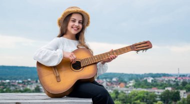 Country müziği. Müzik benim hayatım. Akustik telli çocuk. Partide iyi eğlenceler. Gitarist ya da gitarist. Gitarlı mutlu bir şarkıcı. Gitar çalan kız. müzik okulu konsepti